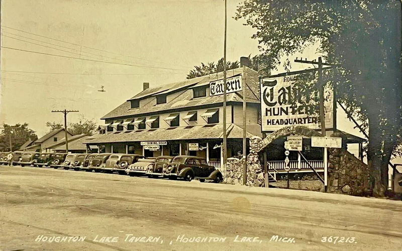 Houghton Lake Hotel (Houghton Lake Tavern, Heards Hotel) - Vintage Postcard (newer photo)